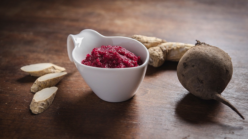 Rote-Bete-Meerrettich-Sauce mit Zutaten | Bild: mauritius images / foodcollection / Joanna Stolowicz