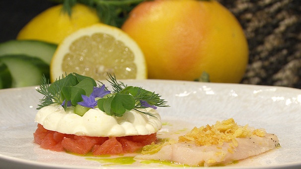 Forelle mit Sauerrahm-Mousse, Grapefruitsalat und Gurken | Bild: BR