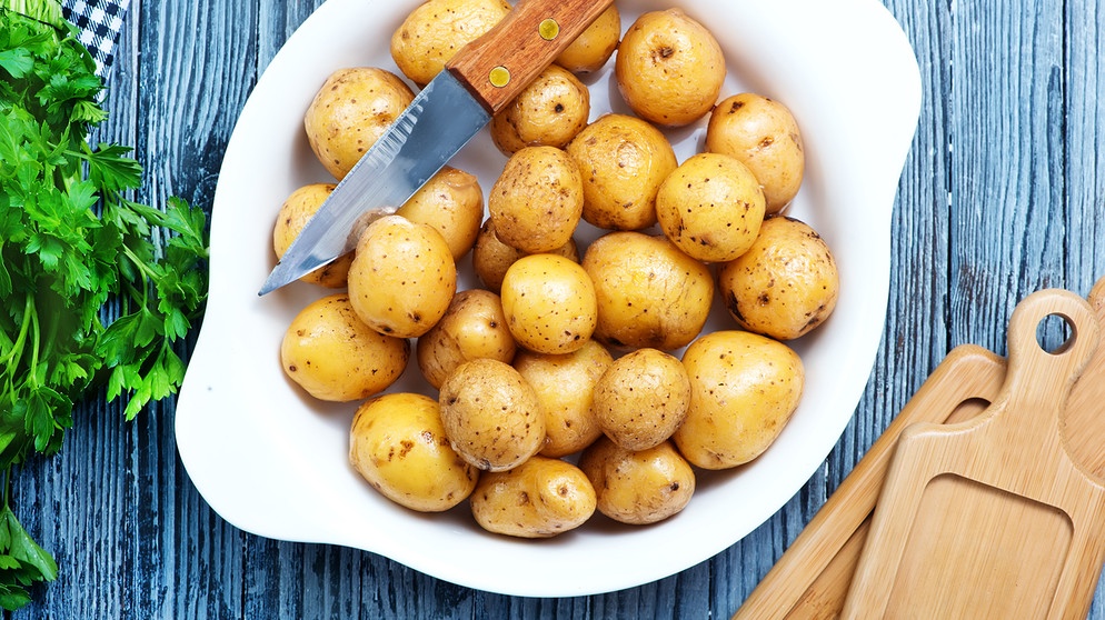 Kartoffeln mit Schale und Messer auf einem weißen Teller | Bild: colourbox.com