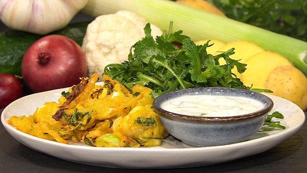 Gemüse-Bhaji mit Raita und Kräutersalat | Bild: BR