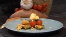 Süßkartoffel-Gnocchi mit glasierten Kirschtomaten und Parmesan-Salz-Baiser | Bild: Wir in Bayern