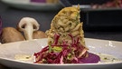 Pilz-Brezen-Gugelhupf mit Blaukrautpüree und Majoran-Sahne | Bild: BR