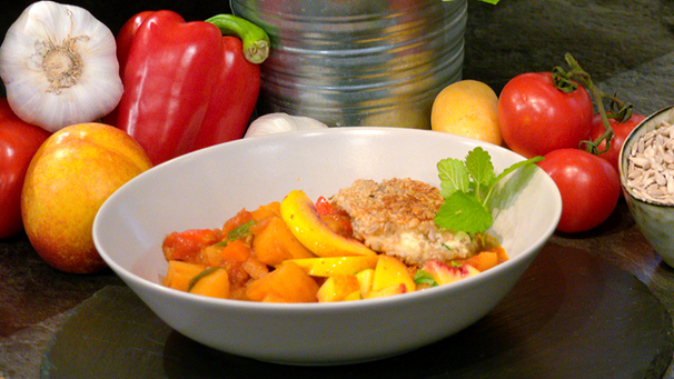 Kartoffelgulasch mit Topfenpflanzerl und Nektarinensalat | Bild: BR