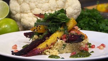 Ofenkarotten mit Blumenkohl-Couscous und Winterpesto | Bild: BR