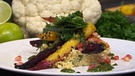 Ofenkarotten mit Blumenkohl-Couscous und Winterpesto | Bild: BR