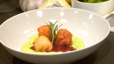 Gebackene Camembert-Klößchen mit Preiselbeeren und Edamame-Püree | Bild: BR