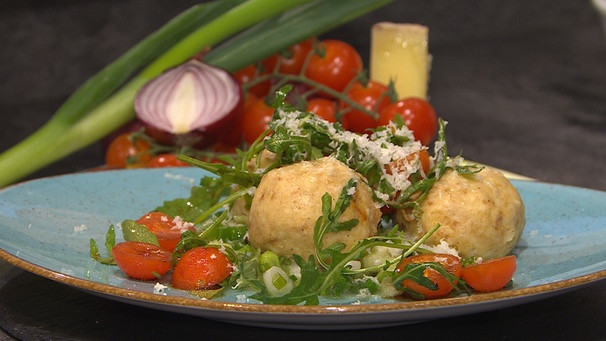 Bergkäse-Knödel mit Frühlingszwiebeln | Bild: Wir in Bayern