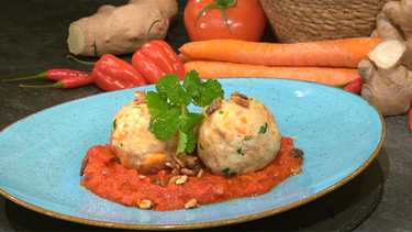 Karotten-Ingwer-Knödel mit würziger Tomatensoße | Bild: Wir in Bayern