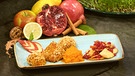 Gebackener Linsenknödel mit Granatapfel-Salat und Walnuss-Karotten-Dip | Bild: BR