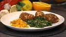 Topfenknödel mit Sesam-Spinat und Orangen-Chili-Kompott | Bild: Wir in Bayern