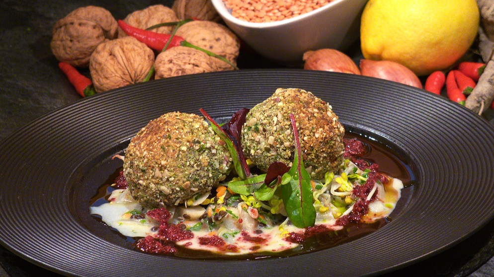 Ziegenfrischkäse-Knödel mit Schwarzwurzel-Linsen-Gemüse | Bild: BR