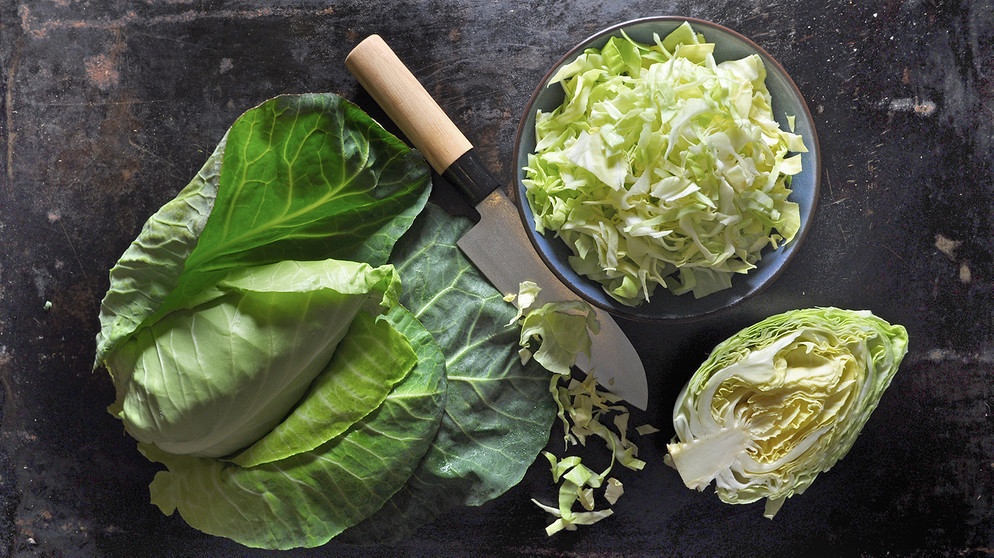 Kochtipp: Ein schmackhafter Krautsalat vom Sternekoch | Rezepte | Wir ...