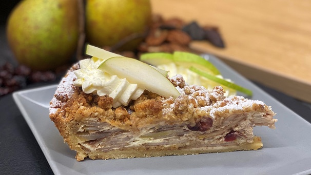 Birnen-Quark-Kuchen mit Tonkabohnen-Streuseln | Bild: Wir in Bayern