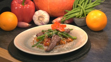 Lammfilets mit Bohnengemüse und Paprika-Kürbis-Relish | Bild: Wir in Bayern