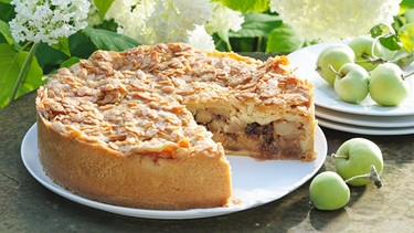 Eine angeschnittene Apfel-Bienenstich-Torte | Bild: mauritius images/ foodcollection