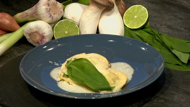 Bärlauch-Ravioli mit Limettencreme und Kräuterseitlingen | Bild: Wir in Bayern