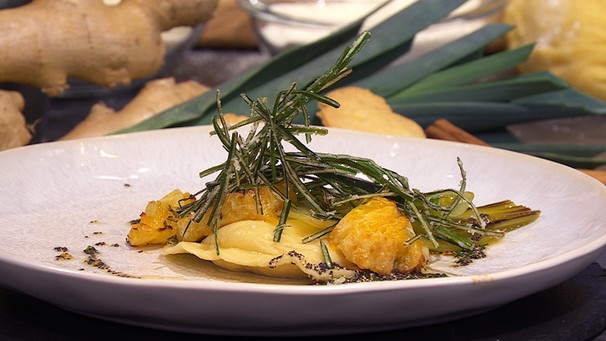 Weihnachtliche Ricotta-Ravioli mit Mandarine und Mohnbutter | Bild: BR