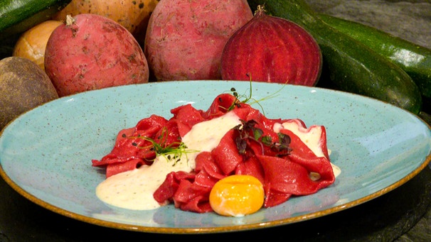 Rote-Bete-Bandnudeln mit Senfschaum und Butter-Ei | Bild: BR