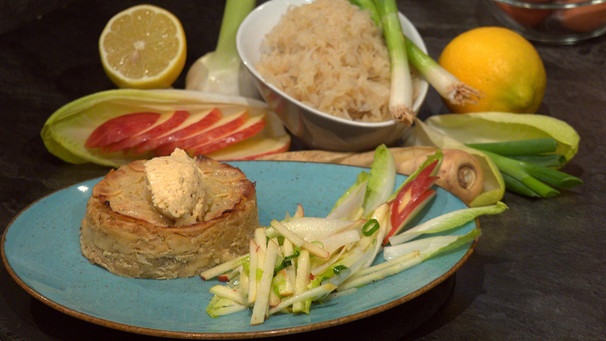 Sauerkraut-Lasagne mit Pastinakencreme und Apfel-Chicorée-Salat | Bild: Wir in Bayern