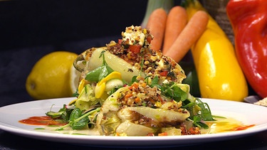 Gefüllte Spitzpaprika mit Quinoa, Feta und Zucchinisalat | Bild: BR