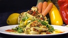 Gefüllte Spitzpaprika mit Quinoa, Feta und Zucchinisalat | Bild: BR