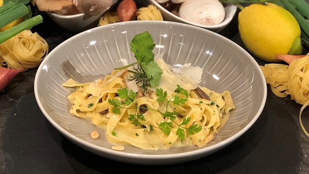 Hausgemachte Pasta mit Schwammerl-Carbonara | Bild: BR