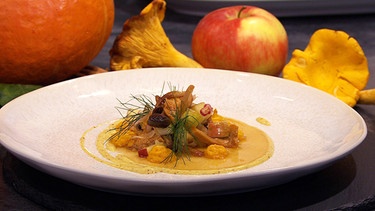 Pilz-Apfel-Ceviche mit Kürbispüree, Curry-Mayo und Apfel-Gewürz-Sud  | Bild: BR