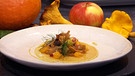 Pilz-Apfel-Ceviche mit Kürbispüree, Curry-Mayo und Apfel-Gewürz-Sud  | Bild: BR