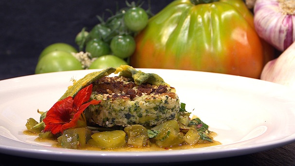 Topfen-Hanf-Pflanzerl auf grünen Tomaten und gebackenem Salbei | Bild: BR