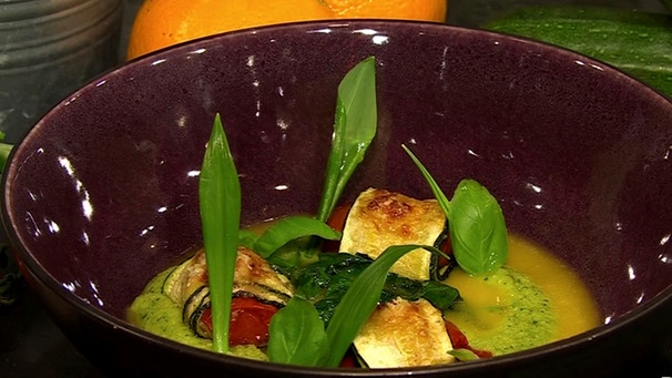 Bärlauch-Zucchini-Röllchen mit Pesto-Polenta  | Bild: Wir in Bayern