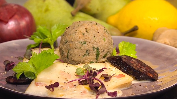 Birnengulasch mit Brezen-Leberknödel und Blutwurst | Bild: Wir in Bayern