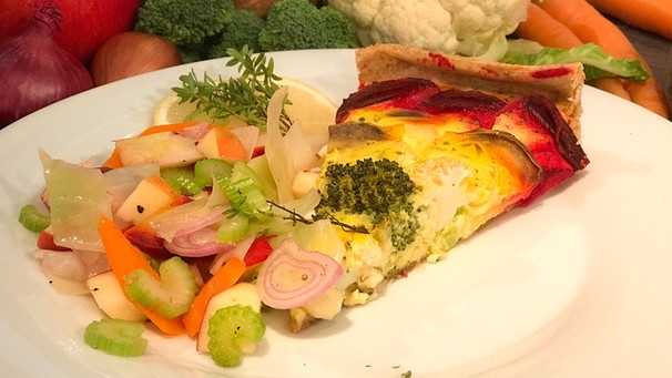 Bunte Dinkelquiche mit lauwarmem Herbstsalat | Bild: BR