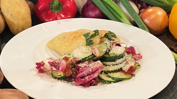 Gefüllte Kartoffel-Calzoni mit Radicchio-Zucchini-Salat | Bild: BR