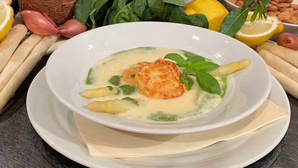 Spargel-Basilikum-Suppe mit geräucherten Saiblingspflanzerl | Bild: BR