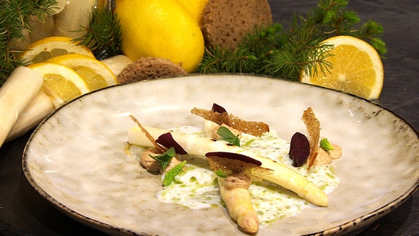 Spargel mit Buttermilchsud und Sauerteigbrotcreme  | Bild: BR