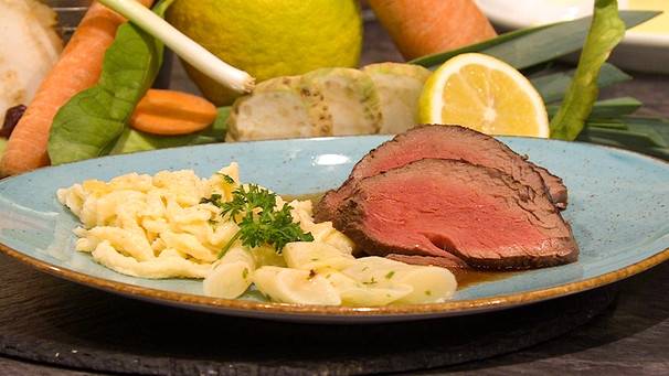 Rinderfilet mit Cranberry-Lebkuchen-Soße, Schwarzwurzeln und Spätzle | Bild: BR