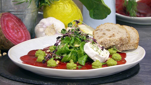 Rote-Rüben-Carpaccio mit Petersilien-Humus, Walnussbrot und Ziegencamembert | Bild: BR