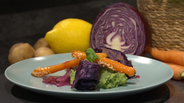 Rotkohl-Hack-Roulade mit grünem Stampf und Fingermöhren | Bild: Wir in Bayern