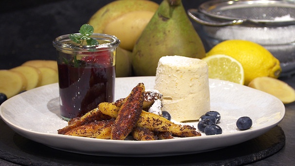 Mohnschupfnudeln mit Blaubeer-Birnen-Kompott und Vanille-Honig-Parfait | Bild: BR