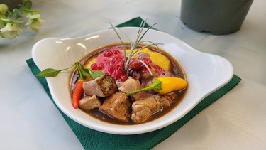 Eberner Schweinernes mit Balsamico-Johannisbeer-Soße und Meerrettich-Polenta | Bild: Wir in Bayern