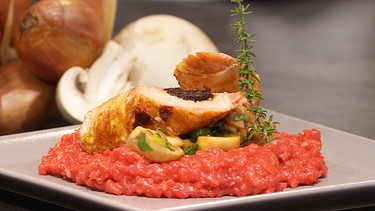 Schweinefiletröllchen mit rotem Risotto und Kräuter-Champignons | Bild: BR