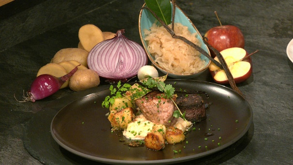 Schweinefilet in Vanille und Lorbeer mit Rahmsauerkraut und Rösterdäpfel | Bild: Wir in Bayern