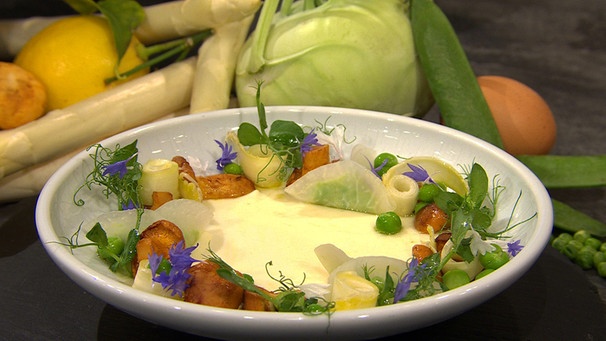 Spargel mit japanischem Eierstich, Erbsen und Pilzen | Bild: BR