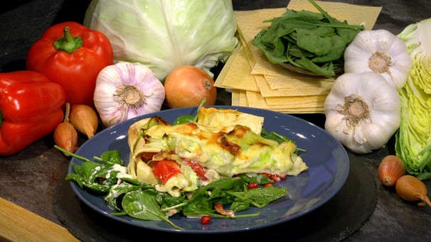 Spitzkohl-Lasagne mit Spinatsalat und Granatapfel | Bild: Wir in Bayern