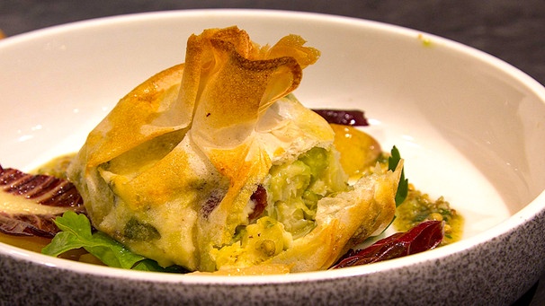 Rosenkohl-Strudel mit Radicchio-Birnen-Gemüse und Walnusspesto | Bild: BR