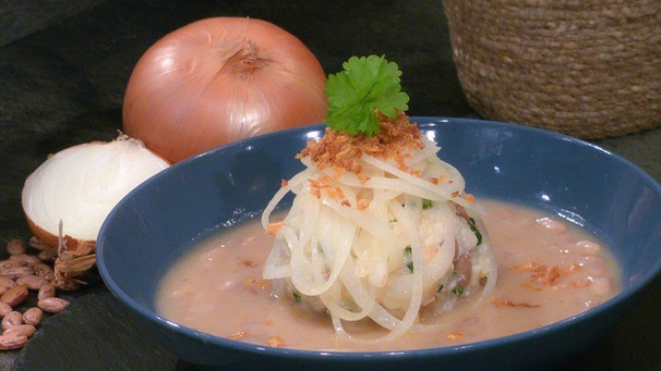 Samerberger Bohnen-Knödel-Suppe mit geschmolzenen Zwiebeln | Bild: BR