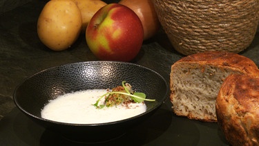 Sauerkrautsuppe mit frisch gebackenem Topfbrot | Bild: BR