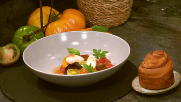 Tomatenmousse mit Tomaten-Carpaccio, Vanille-Vinaigrette und Brioche  | Bild: BR