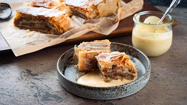 Apfelstrudel mit Vanillesoße | Bild: picture alliance / Zoonar | H.LEITNER