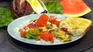 Marinierte Wassermelone mit gegrillten Salatherzen, Knoblauchpesto und Parmesan | Bild: BR